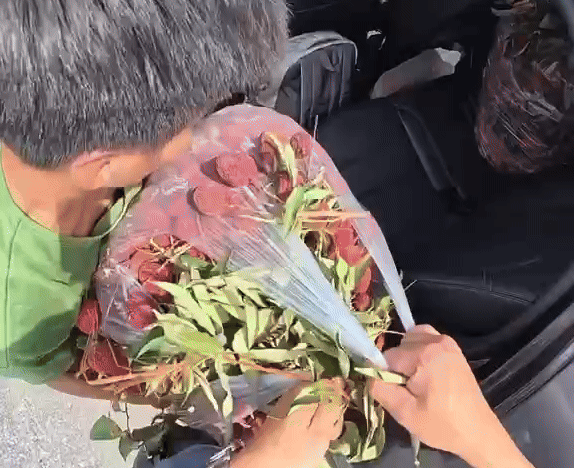 Tai xe taxi cho gan 200 kg vai giup nguoi dan ong gap tai nan hinh anh