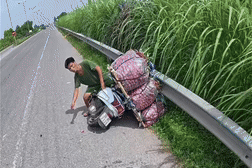 Tai xe taxi cho 180 kg vai giup nguoi dan ong bi no lop xe giua duong hinh anh