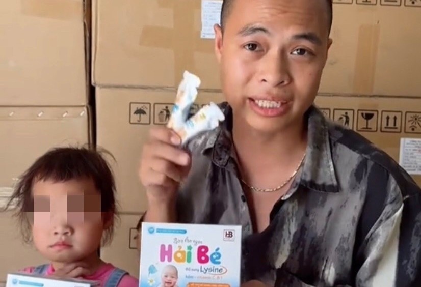 Clip Hai Sen cho con gai review san pham siro an ngon gay buc xuc hinh anh