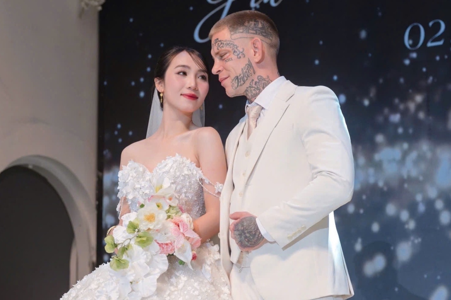 Chuyen tinh vo si Australia xam tro va co chu tiem hoa xinh dep o Hue hinh anh