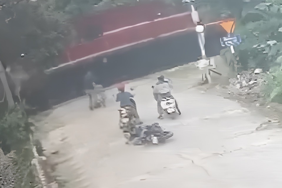 Khoanh khac chang trai lao ra cuu chau be truoc mui tau hoa hinh anh