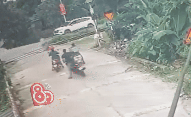 cuu nguoi o duong ray anh 1