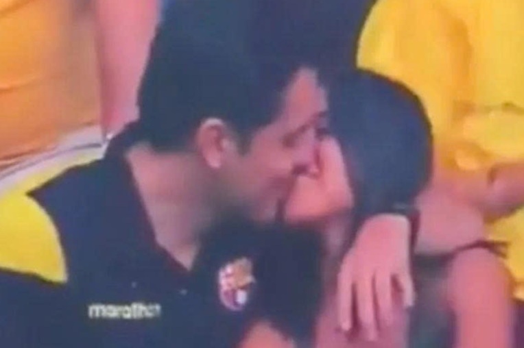 Nhung lan kiss cam 'tom song' canh ngoai tinh gay chan dong hinh anh