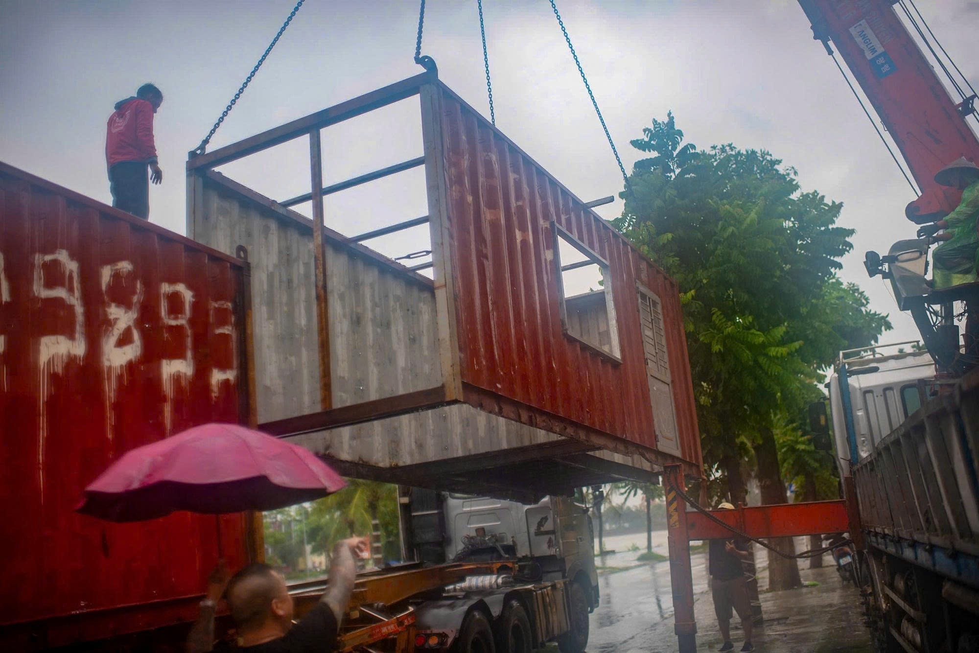 Chu nha hang Quang Ninh chi gan 100 trieu/ngay thue container chan bao hinh anh