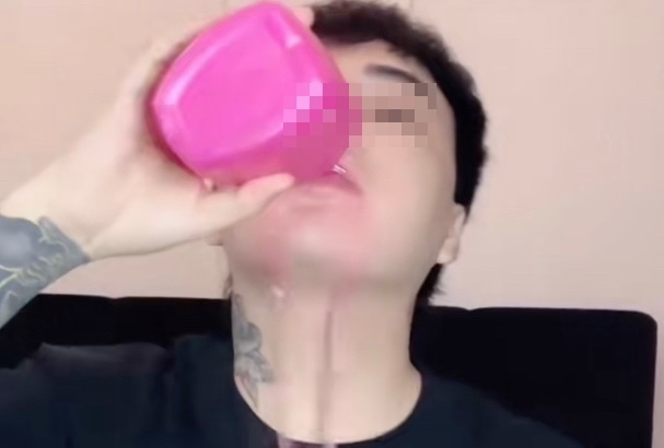 Thanh nien uong 'chat tay rua', sui bot mep tren livestream cua TikTok hinh anh