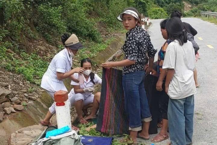 San phu Nghe An sinh con giua lu, y si do de ben duong hinh anh