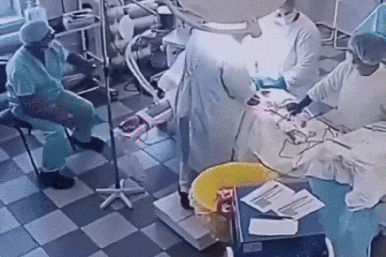 Bac si van mo cuu benh nhan giua dong dat 8,8 do o Vien Dong Nga hinh anh