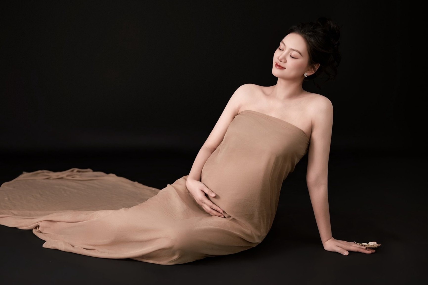 Hoa khoi bong chuyen Thu Hoai khoe sac voc khi sap sinh con dau long hinh anh