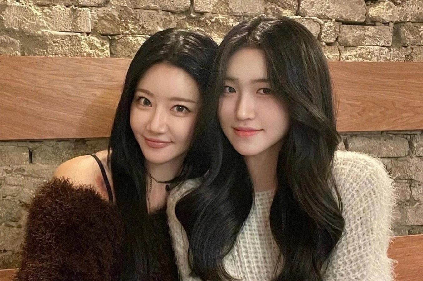 Me 52 tuoi, con 22 tuoi bi nham la hai chi em hinh anh