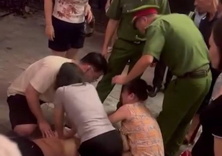 Khoanh khac nu dieu duong ep tim cuu thanh nien bat tinh o Ninh Binh hinh anh