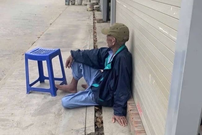 Thuc hu chuyen cu ong Hai Phong song va vat o via he vi bi vo con duoi hinh anh