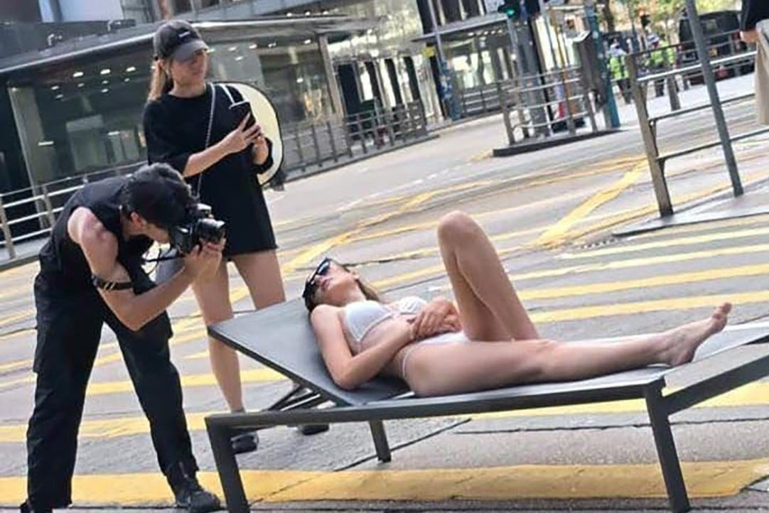 Co gai mac bikini nam giua duong o Hong Kong gay xon xao hinh anh