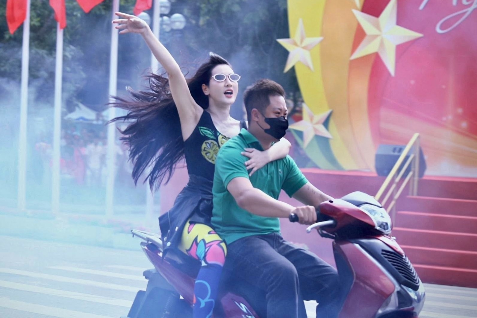 Danh tinh nu canh sat nhap vai 'girl pho' nao loan ho Guom hinh anh