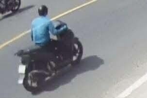 Thong tin bat ngo vu cu ba roi 5 trieu, thanh nien nhat roi phong di hinh anh