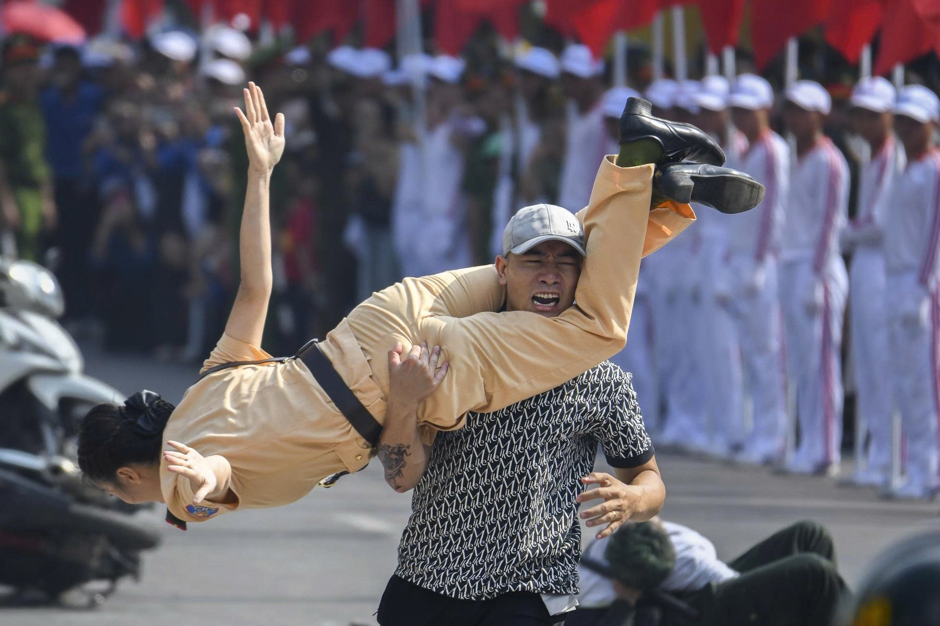 Nu dai uy ha guc 'nhom quai xe': Xuc dong di giua vong tay nhan dan hinh anh