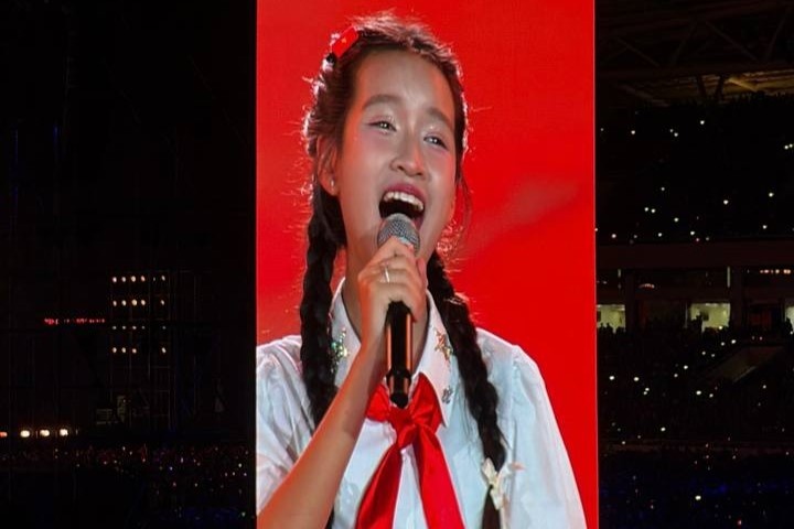 Co be 13 tuoi gay sot voi man trinh dien tai 'concert quoc gia' hinh anh