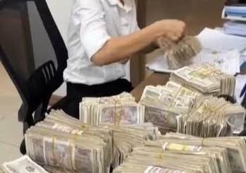 Nhan vien showroom dem 10 thung tien le cua khach mua oto hinh anh