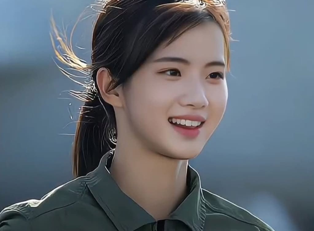 Nu phi cong quan su 'dep nhat Trung Quoc' hinh anh