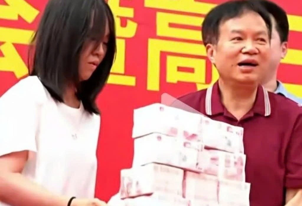 'Nui tien thuong' cho hoc sinh do dai hoc gay tranh cai o Trung Quoc hinh anh