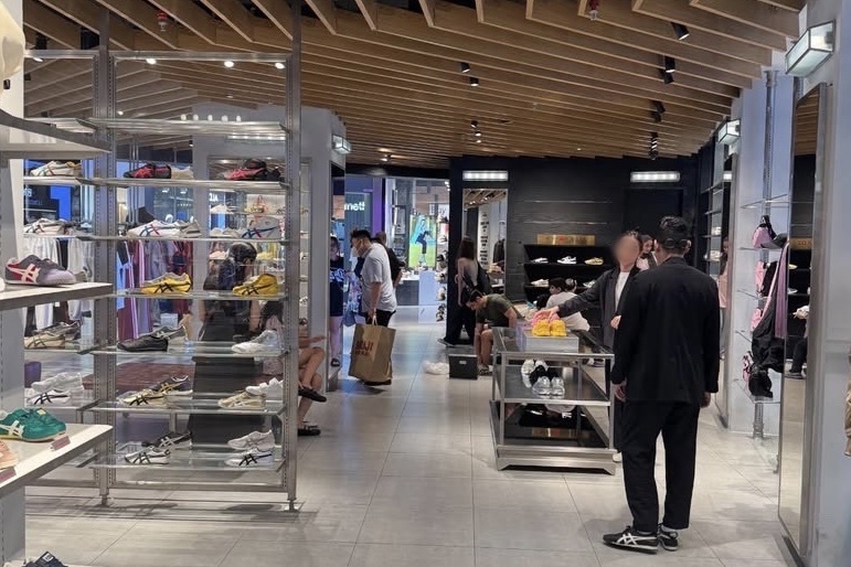 Cua hang Onitsuka Tiger o TP.HCM hung 'bao' 1 sao sau bai phot thai do hinh anh