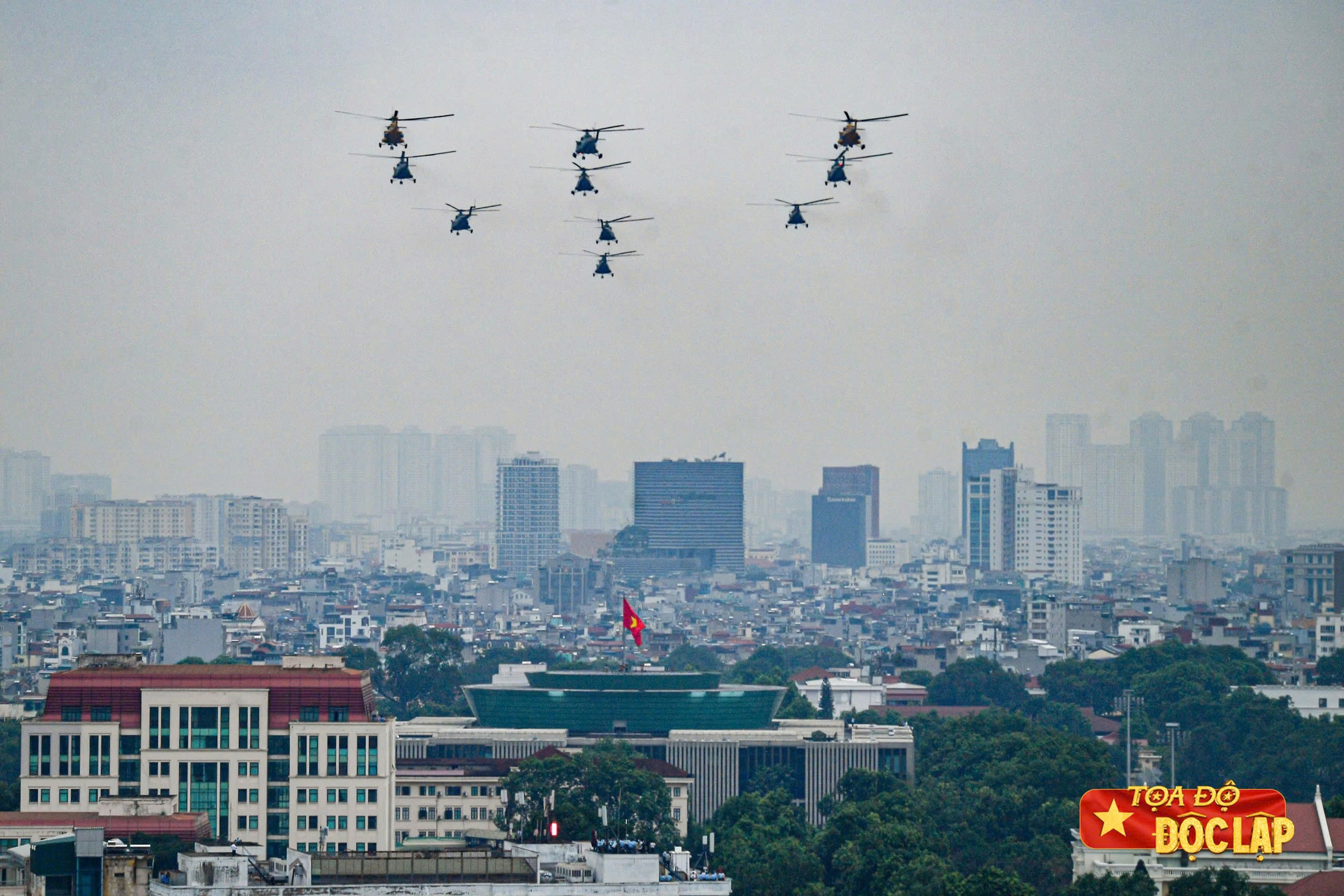 Ngam tron khoanh khac truc thang luyen bay tren bau troi Ha Noi hinh anh