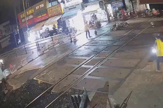 Nam thanh nien lao xe may tong gay rao chan tau hoa hinh anh