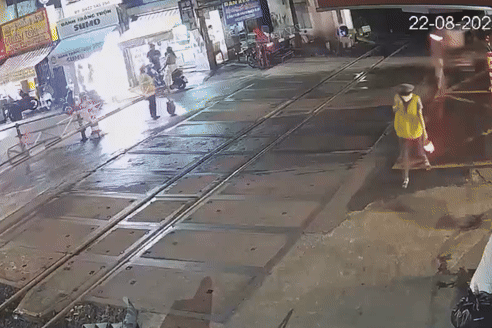 2 nu nhan vien cuu thanh nien lai xe may tong gay rao chan tau hoa hinh anh