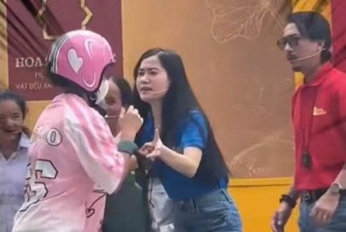 Khoanh khac MC ruot theo manh thuong quan trao qua roi bo chay hinh anh