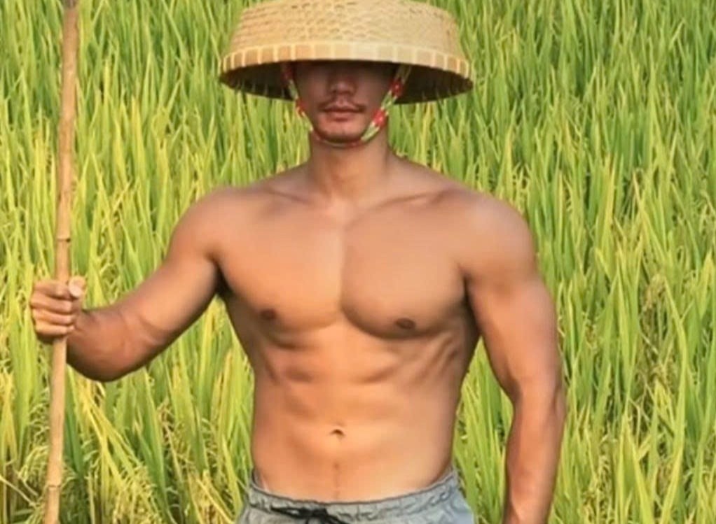 Nam canh sat Trung Quoc gay sot vi lo co bap khi cuu nguoi hinh anh