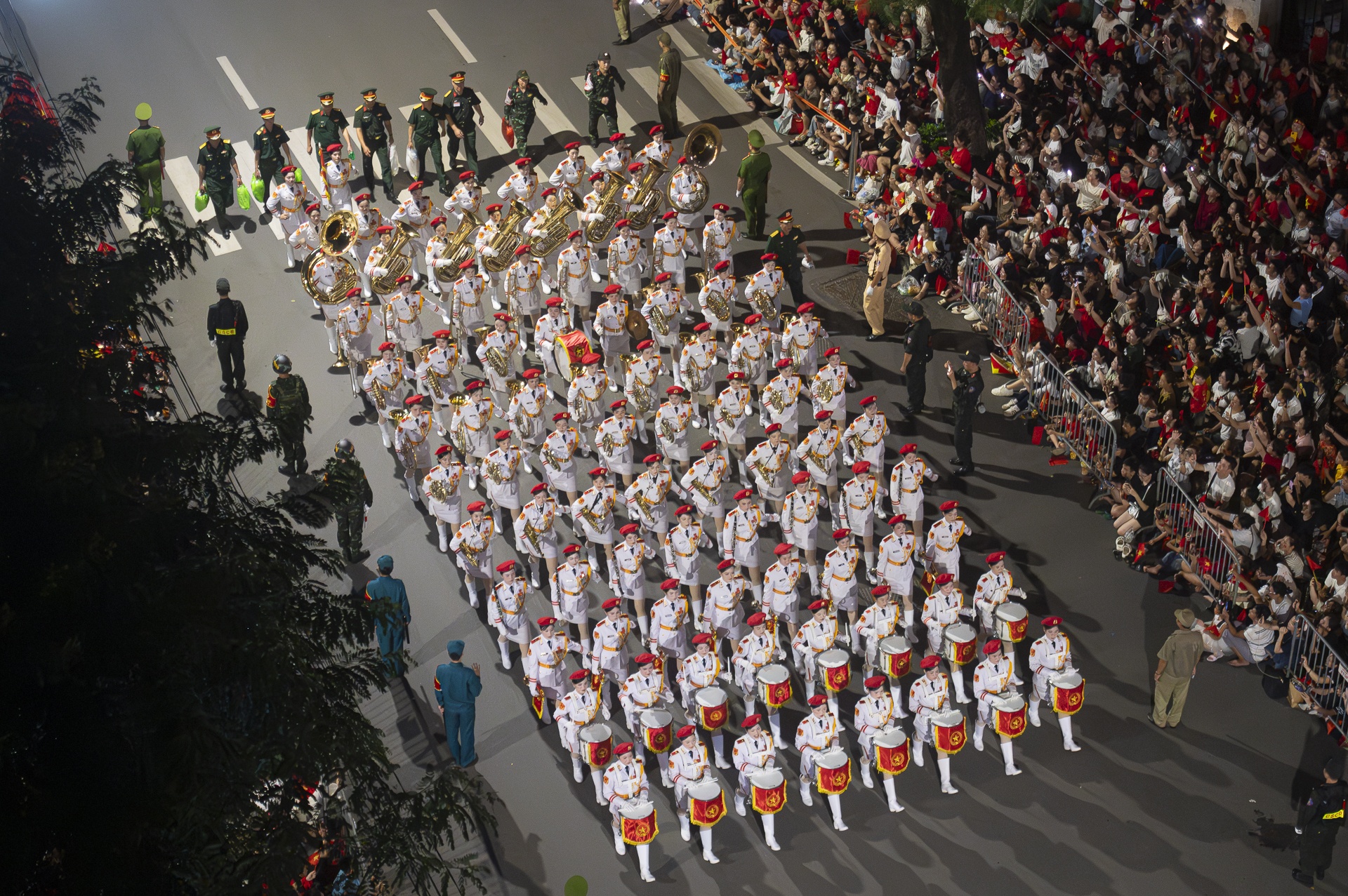 Man nhan voi nhung khung hinh dieu binh A80 nhin tu tren cao hinh anh