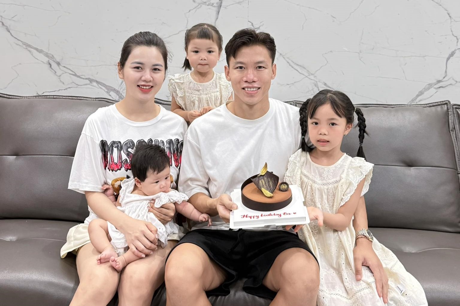 Vo Que Ngoc Hai mot minh om con di tranh bao hinh anh