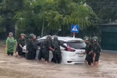 Am long hinh anh bo doi giup day xe chet may giua mua ngap o Ha Noi hinh anh