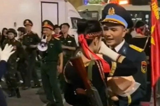 Man to tinh cua Thuong uy Phong khong - Khong quan tai A80 hinh anh