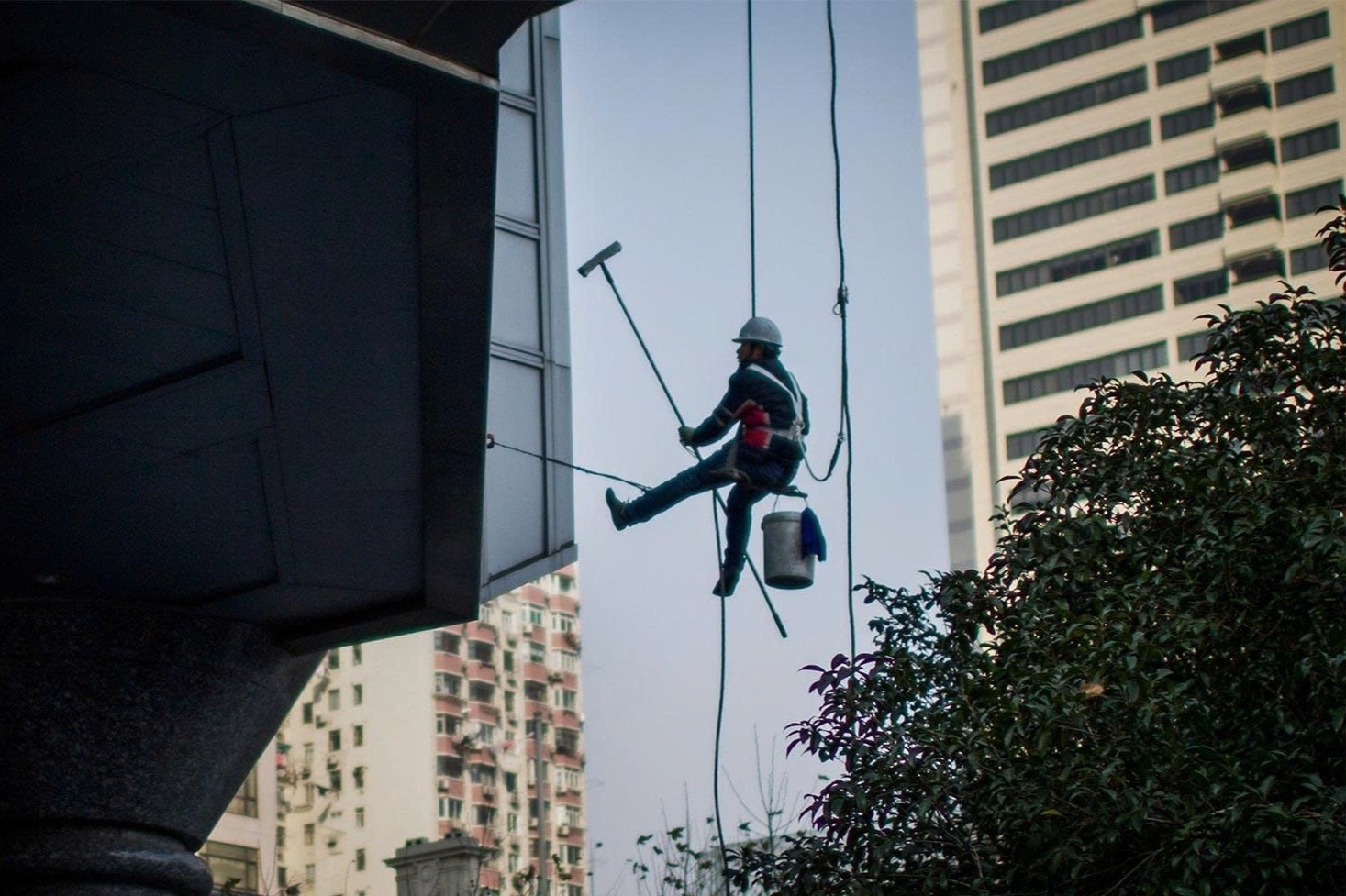 Nguoi phu nu TQ tram cam vi cong nhan lau kinh bat gap dang khoa than hinh anh