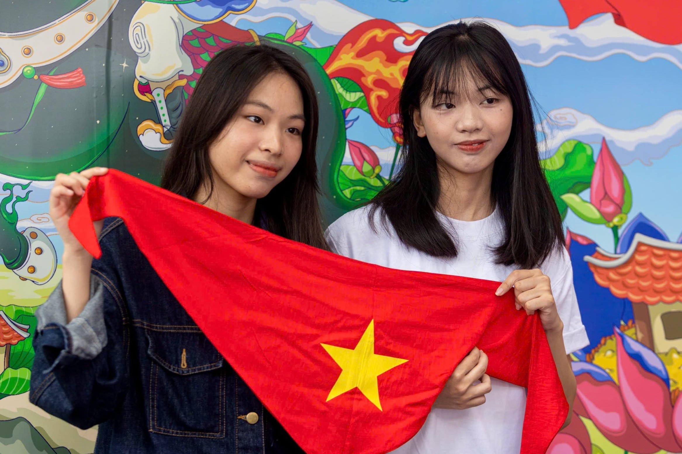 Chen chan lam moc khoa co do sao vang o pho di bo ho Guom hinh anh