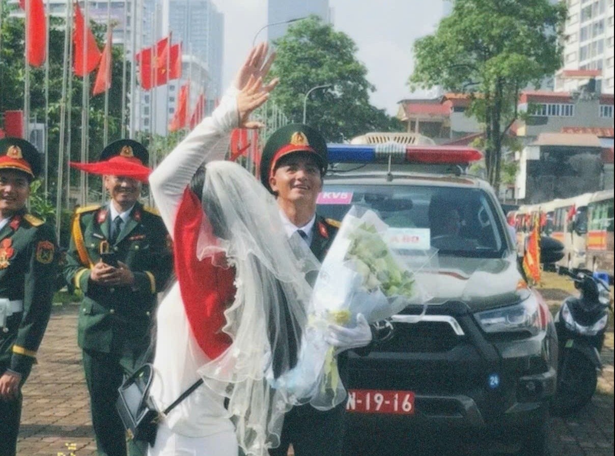 Khoanh khac 'het A80 anh cuoi em' viral khap coi mang hinh anh