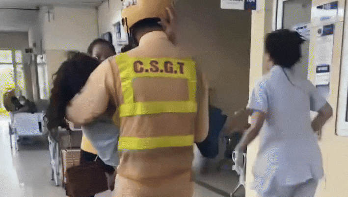 CSGT mo duong, dua nu giao vien bi co giat vao Benh vien K cap cuu hinh anh