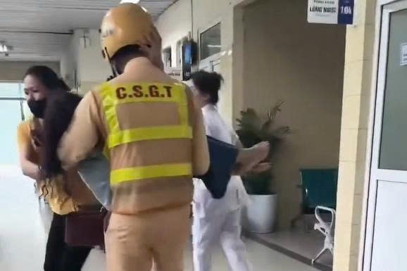 CSGT mo duong, dua nu giao vien di cap cuu hinh anh