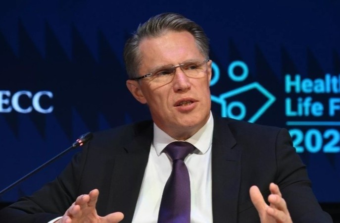 Bo truong Y te Nga cuu nguoi bi tang huyet ap tren may bay hinh anh