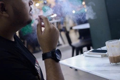 Chu quan ca phe o TP.HCM, Ha Noi 'dau dau' vi khach hut thuoc noi cam hinh anh