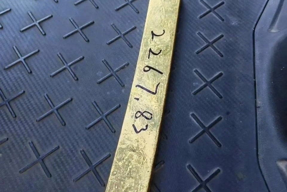 Shipper nhat duoc thoi vang hon 2,2 kg o Trung Quoc hinh anh