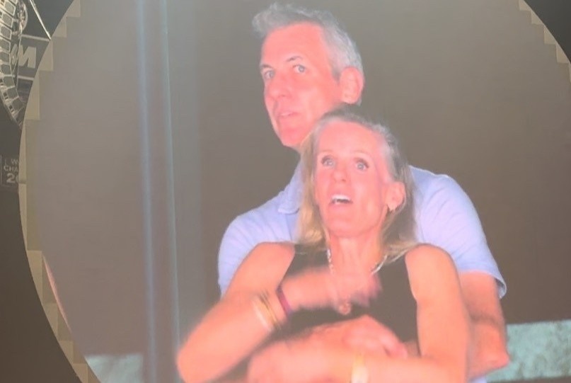 'Cu twist' khong ngo vu CEO bi tom song ngoai tinh o concert Coldplay hinh anh