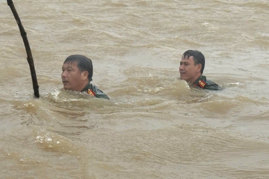 Cong an xa lan vot xe hang cua shipper bi lu cuon troi o Quang Tri hinh anh