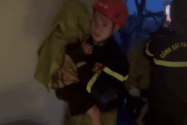 Cuu 4 ong chau Thanh Hoa run ray trong can nha sap mai vi bao so 10 hinh anh