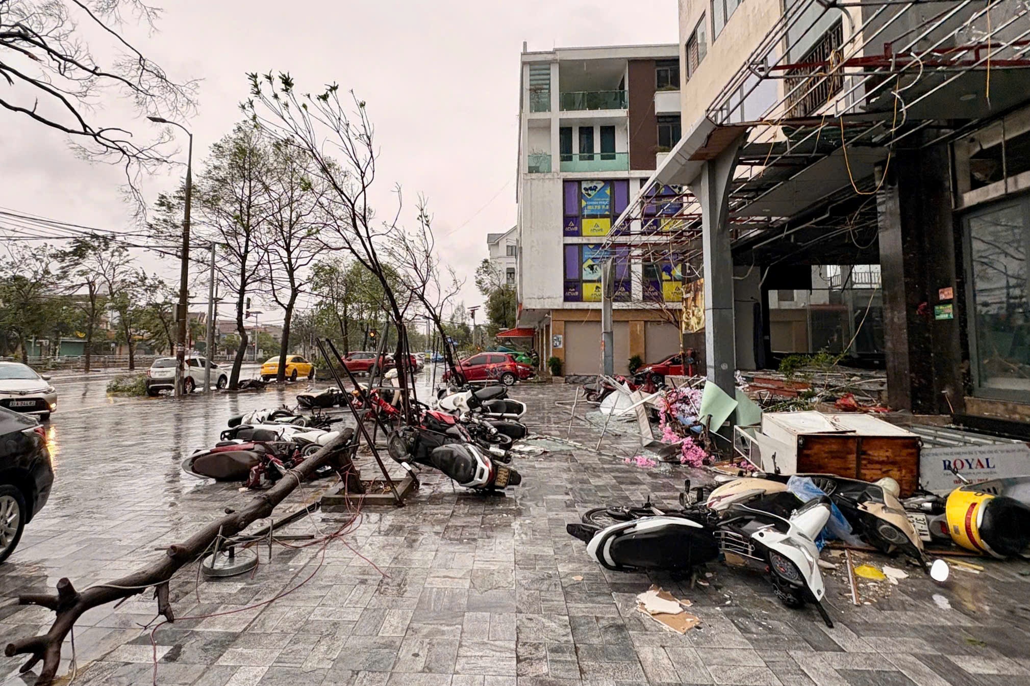 Hang chuc nguoi mat tich, nha cua do nat sau bao Bualoi hinh anh