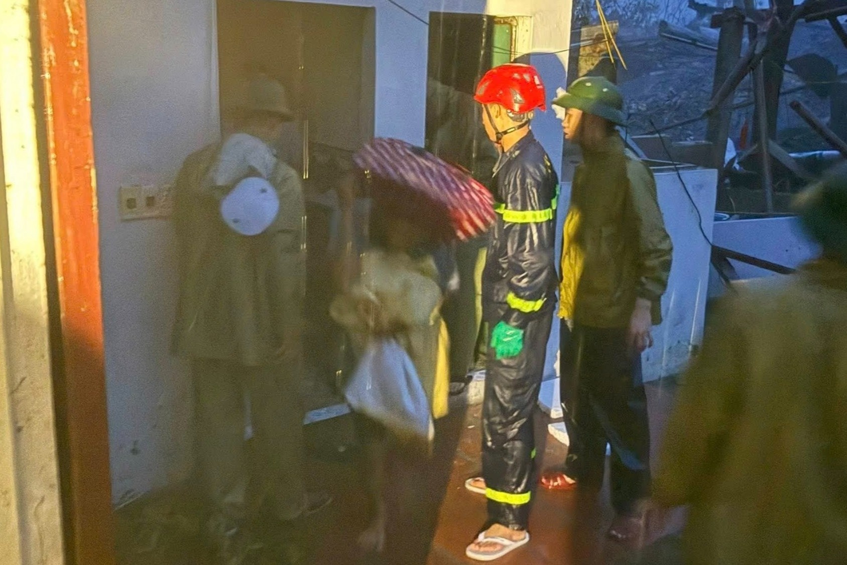 Giai cuu 4 ong chau mac ket vi mai nha sap trong bao so 10 hinh anh