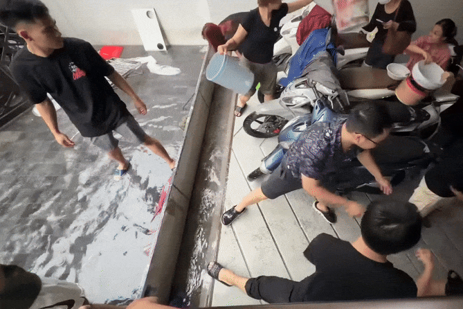 Nhan vien cong ty Ha Noi hi huc tat nuoc ca buoi trua hinh anh