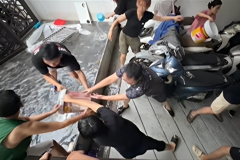 Mua ngap ham giu xe, dan van phong hi huc tat nuoc ca buoi hinh anh