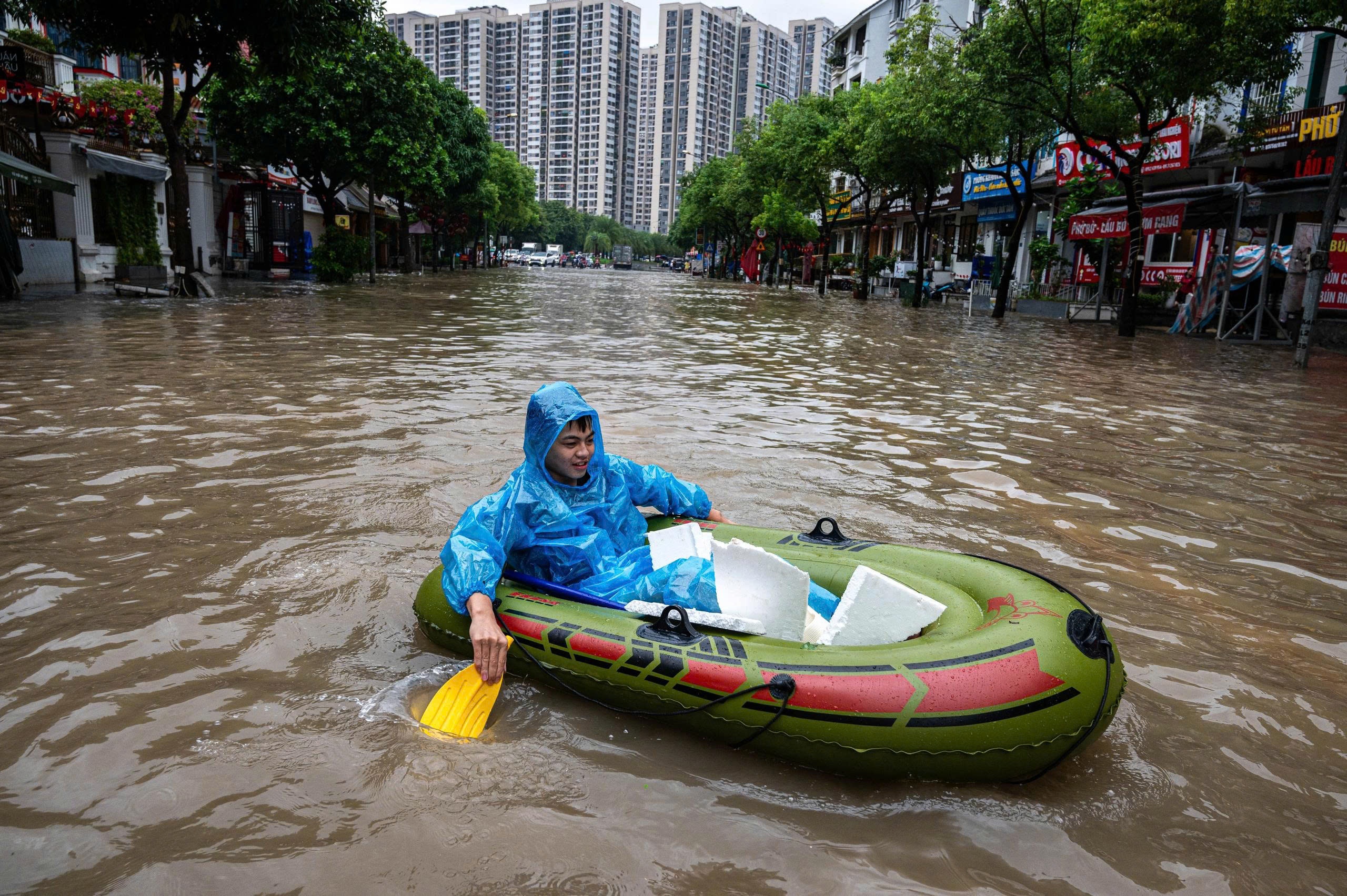 Ha Noi mua trang troi, nhieu nhan vien xin nghi lam hinh anh