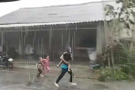 Khoanh khac cha om con chay lu gay xuc dong hinh anh